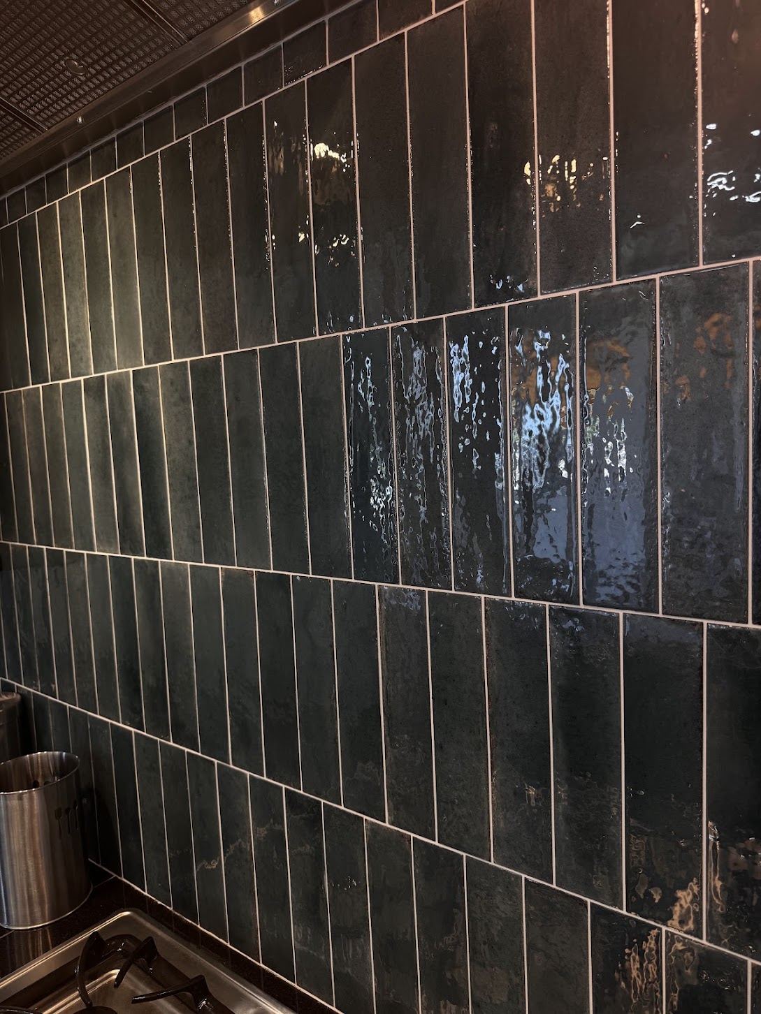 Kitchen backsplash in glossy green tile